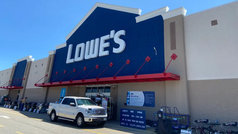 Lowe's 下调全年业绩指引，DIY 支出持续承压