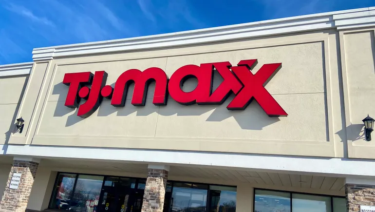 TJX 美国业务罕见失手，归因于商品组合失误，但真相或许不止于此