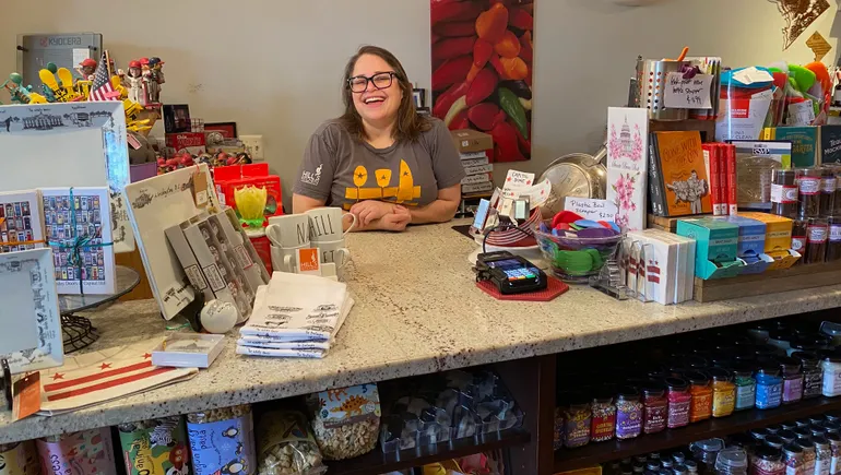 How Small Retailers Survive and Break Through in the Holiday Shopping Season