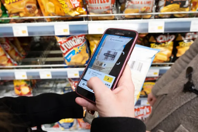 U.S. grocers weigh pros and cons of scan-and-go technology